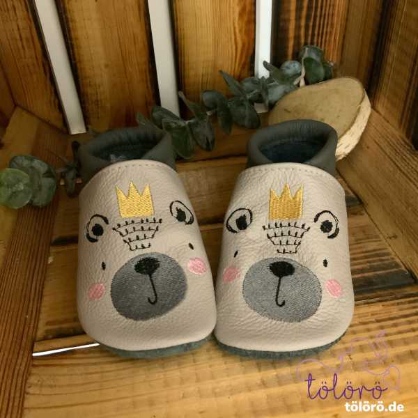 Name mit Initial und Bärengesicht mit Krone