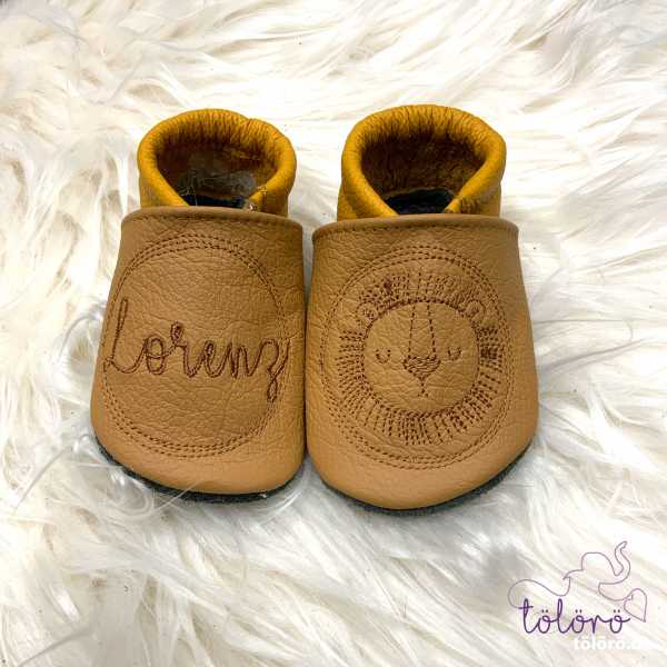 Name im Kreis und Löwe