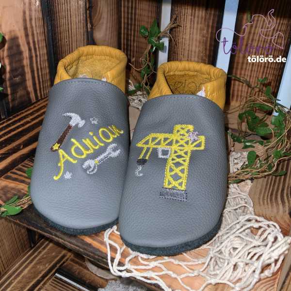 Werkzeug mit Name und Baukran