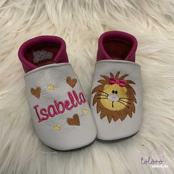 Name mit Herzen und Löwenmädchen