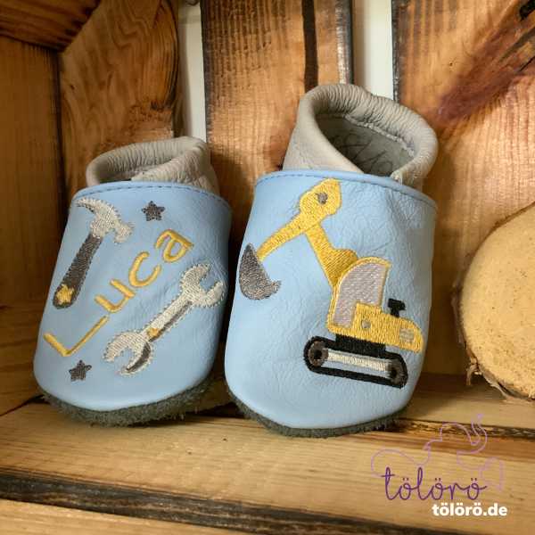 Name mit Werkzeug und Bagger