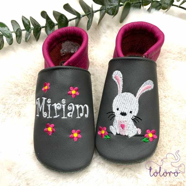 Name mit Blumen und Hasi