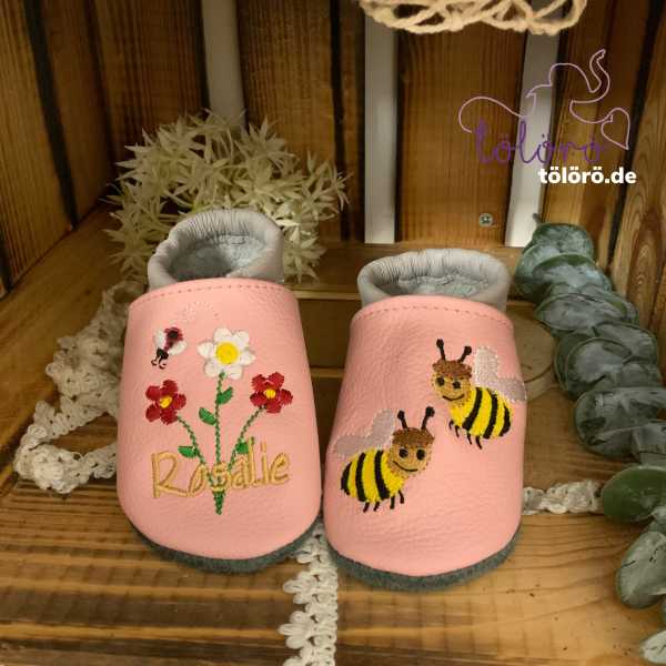 Name mit Blumenstrauß und Bienen