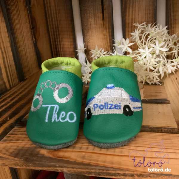 Name mit Handschellen und Polizeiauto