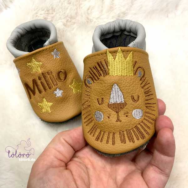 Name mit Sternen und Löwe mit Krone