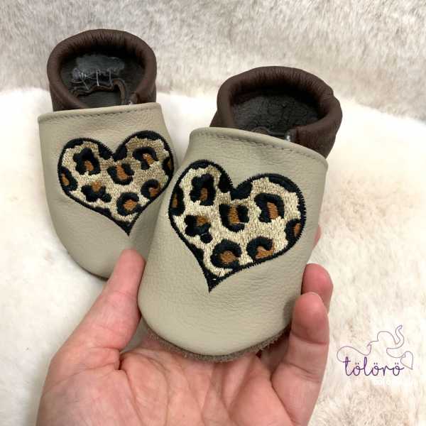 Name mit mini Leoherz und Leoherz