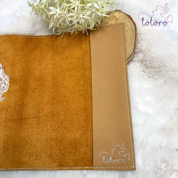 Mutterpasshülle schwangere Frau