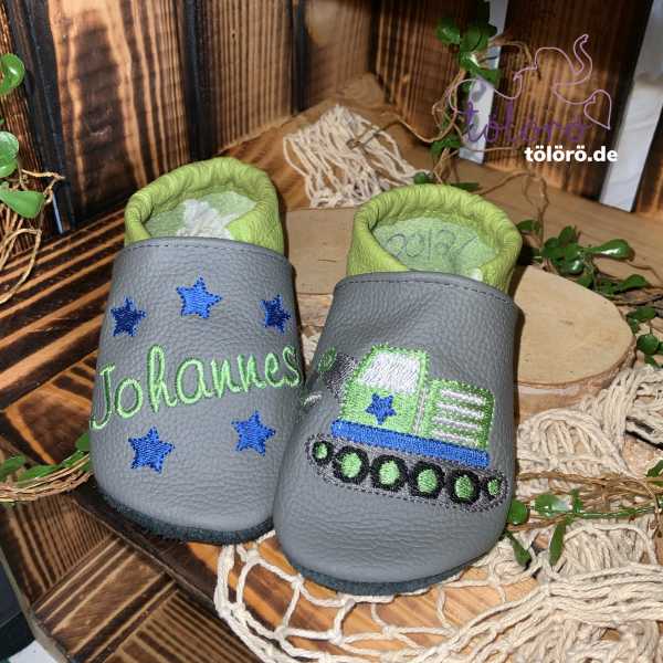 Name mit Sternen und Schaufelbagger