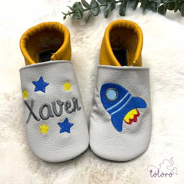 Name mit Sternen und Rakete