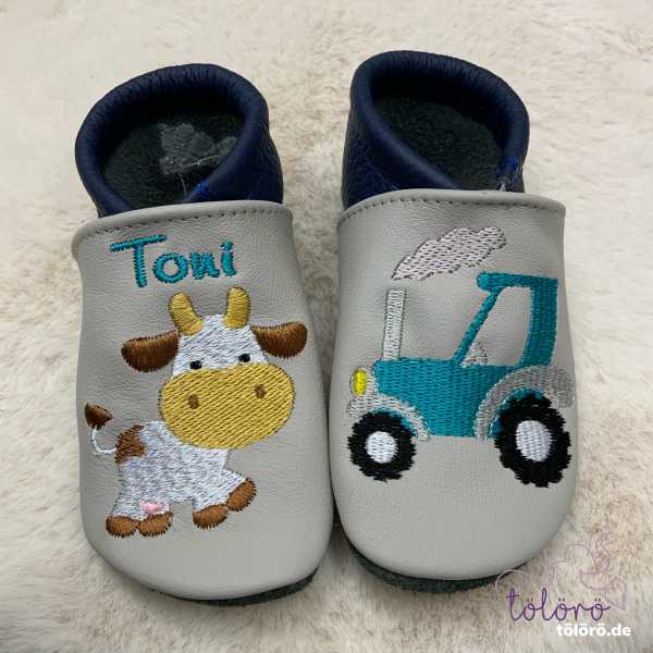 Name mit Kuh und Traktor