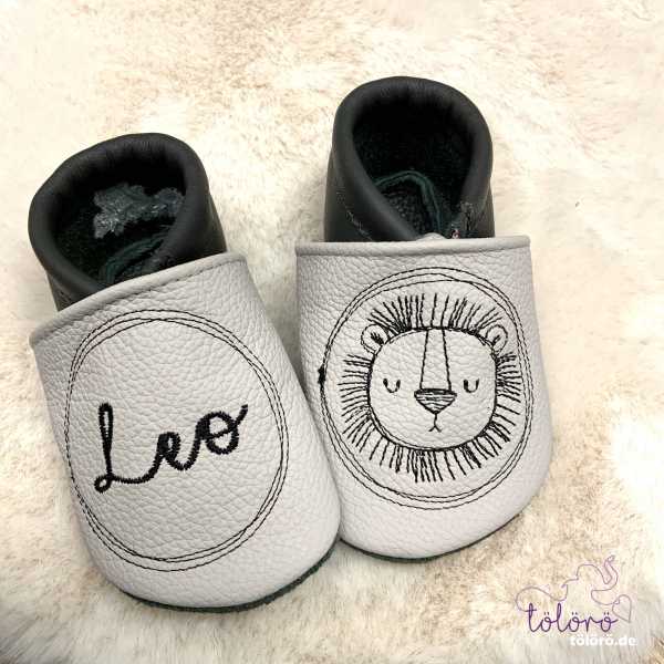 Name im Kreis und Löwe