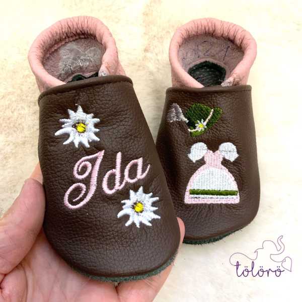 Name mit Edelweiß und Hut mit Dirndl