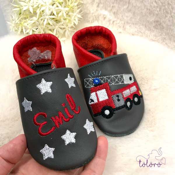 Name mit Sternen und Feuerwehrauto