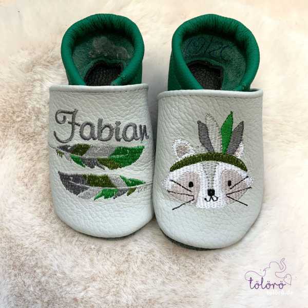 Name mit Feder und Waschbär