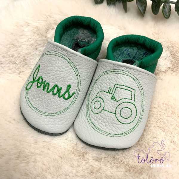 Name im Kreis und Traktor