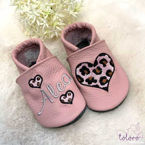 Name mit mini Leoherz und Leoherz rosa