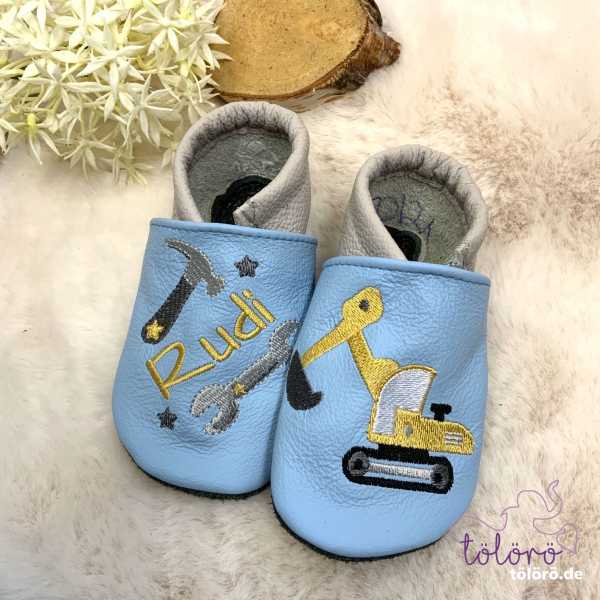 Name mit Werkzeug und Bagger