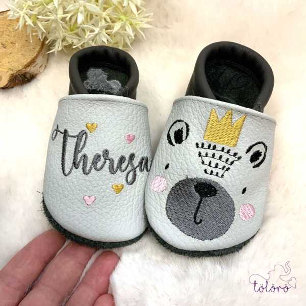 Name mit Initial und Bärengesicht mit Krone