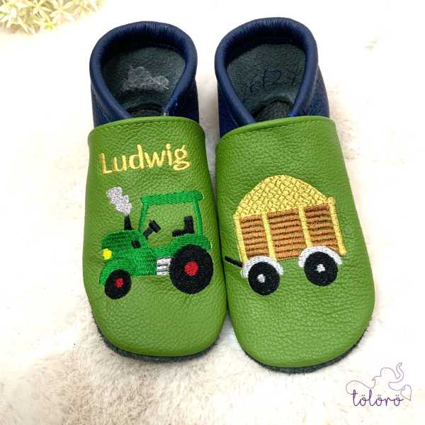 Name mit Traktor und Anhänger