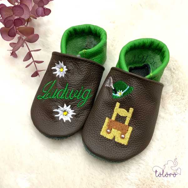 Name mit Edelweiß und Hut mit Lederhose